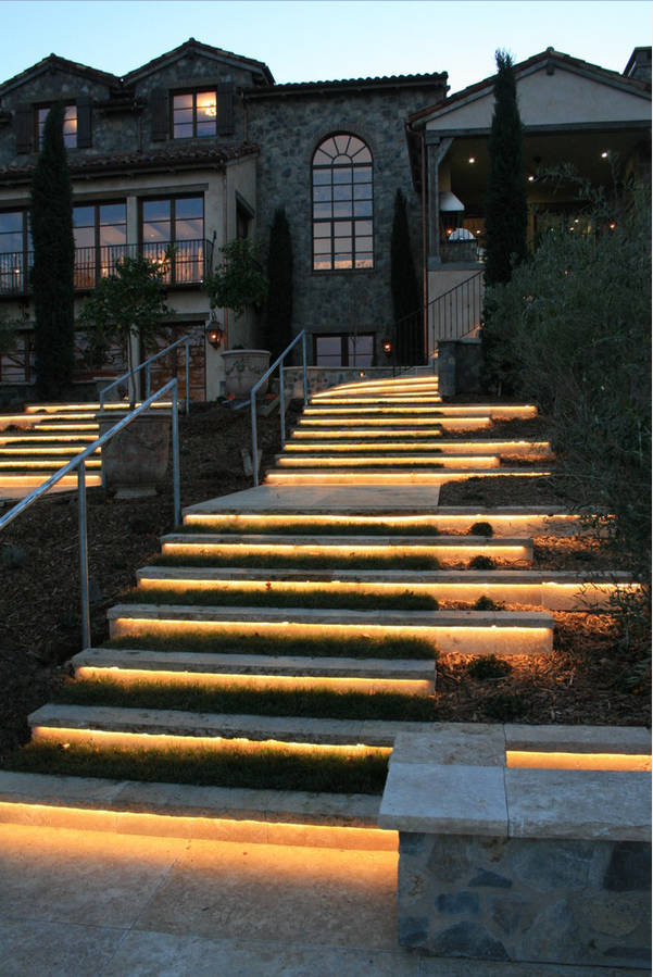 نورپردازی پلکان در محوطه ساختمان