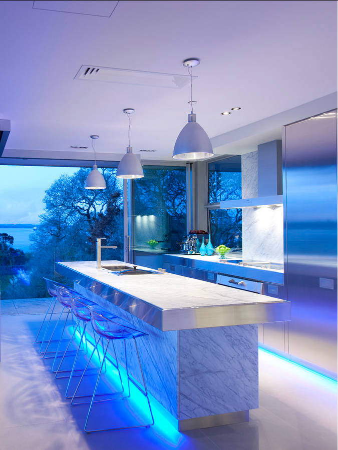نور آبی در آشپزخانه با پنجره های بزرگ