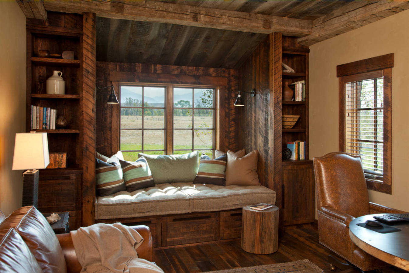 دکوراسیون چوبی و تخت چوبی مقابل پنجره